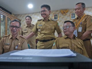 Wali Kota Tangerang, H. Sachrudin, tinjau pelaksanaan SPMB 2025/2026 di SMPN 1, pastikan proses berjalan transparan dan adil.
