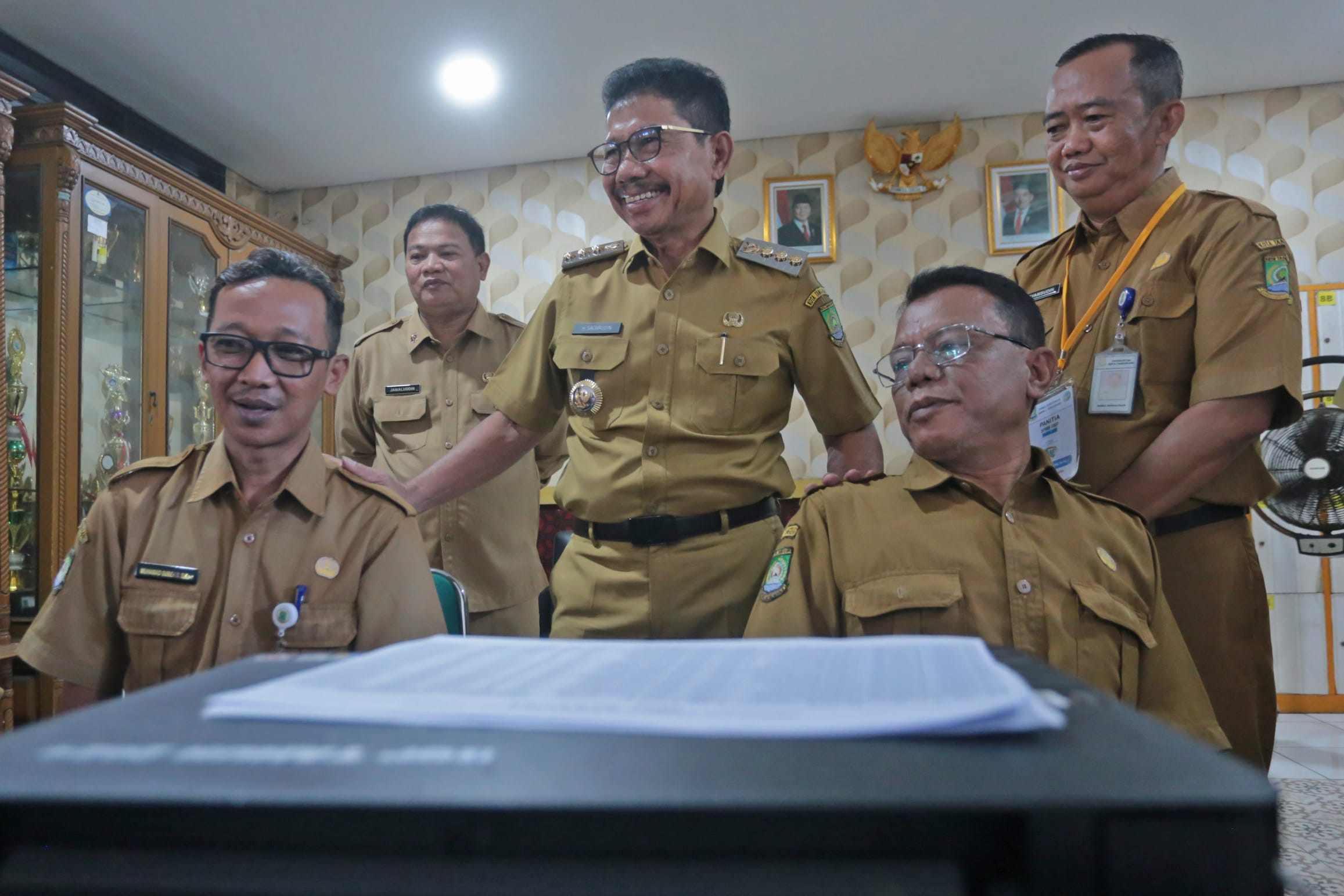 Wali Kota Tangerang, H. Sachrudin, tinjau pelaksanaan SPMB 2025/2026 di SMPN 1, pastikan proses berjalan transparan dan adil.