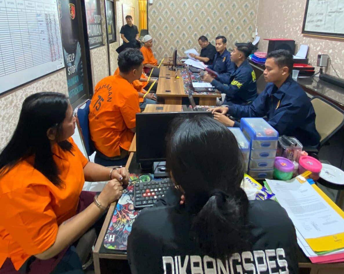 Polda Banten ungkap kasus perdagangan orang di Rajeg, amankan para tersangka dan korban yang dieksploitasi di rumah kos.