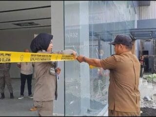Satpol PP Tangsel segel bangunan showroom di Cipayung karena renovasi tanpa izin PBG. Tindakan tegas demi tegaknya aturan.