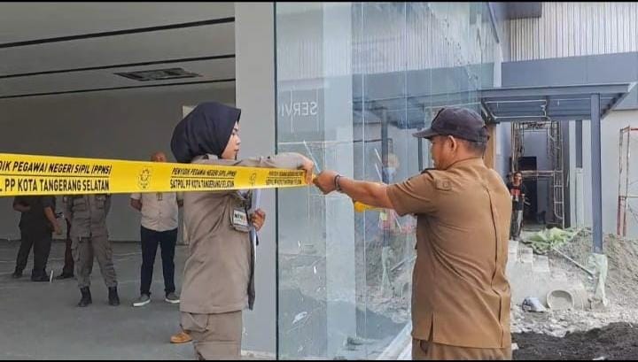 Satpol PP Tangsel segel bangunan showroom di Cipayung karena renovasi tanpa izin PBG. Tindakan tegas demi tegaknya aturan.
