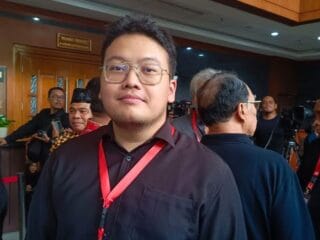 Abraham Garuda Laksono hadiri sidang putusan Hasto Kristiyanto di PN Jakarta, serukan keadilan dan dukungan penuh dari kader PDIP.
