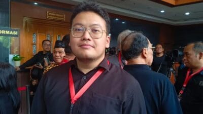 Abraham Garuda Laksono hadiri sidang putusan Hasto Kristiyanto di PN Jakarta, serukan keadilan dan dukungan penuh dari kader PDIP.
