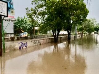 Hujan deras sejak Senin sore sebabkan banjir di 22 titik dan longsor di Tangsel. Ratusan warga terdampak, puluhan di antaranya mengungsi.