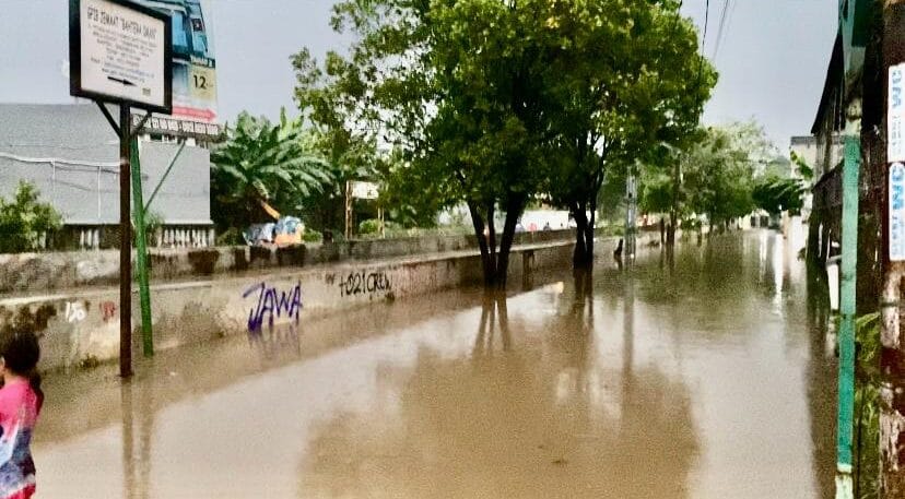 Hujan deras sejak Senin sore sebabkan banjir di 22 titik dan longsor di Tangsel. Ratusan warga terdampak, puluhan di antaranya mengungsi.