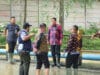 Bupati Tangerang tinjau genangan di Olek, Tigaraksa, soroti normalisasi saluran air dan imbau warga jaga kebersihan.
