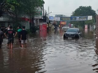 Hujan deras di Tangsel sebabkan banjir dan longsor. Jalan tergenang, kendaraan mogok, tiga kontrakan longsor di Pamulang, warga dievakuasi.