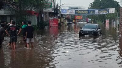 Hujan deras di Tangsel sebabkan banjir dan longsor. Jalan tergenang, kendaraan mogok, tiga kontrakan longsor di Pamulang, warga dievakuasi.