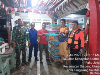 Petugas gabungan serahkan bantuan untuk warga terdampak genangan air akibat hujan deras di sejumlah wilayah Kota Tangerang Selatan.