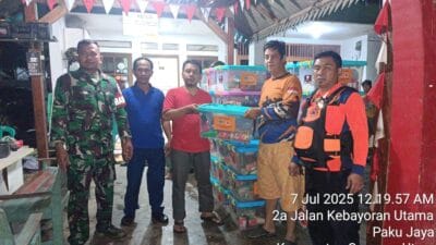 Petugas gabungan serahkan bantuan untuk warga terdampak genangan air akibat hujan deras di sejumlah wilayah Kota Tangerang Selatan.