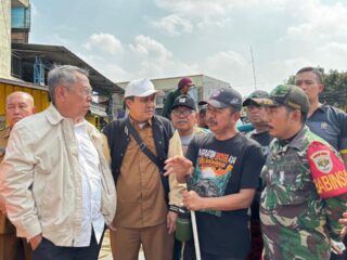 Banjir rendam Pondok Maharta, Tangsel. Wali Kota Benyamin Davnie turun ke lokasi, siapkan bantuan, dan antisipasi dampak kesehatan.