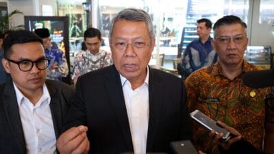 Wali Kota Tangsel evaluasi calon komisaris dan direksi PITS. Profesionalisme dan pelayanan publik jadi fokus utama dalam proses seleksi.