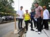 Pemkot Tangsel betonisasi jalan Griya Loka BSD sepanjang 4,2 km. Proyek Rp12 miliar ini ditinjau langsung oleh Wakil Wali Kota Pilar Saga.