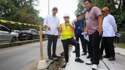 Pemkot Tangsel betonisasi jalan Griya Loka BSD sepanjang 4,2 km. Proyek Rp12 miliar ini ditinjau langsung oleh Wakil Wali Kota Pilar Saga.