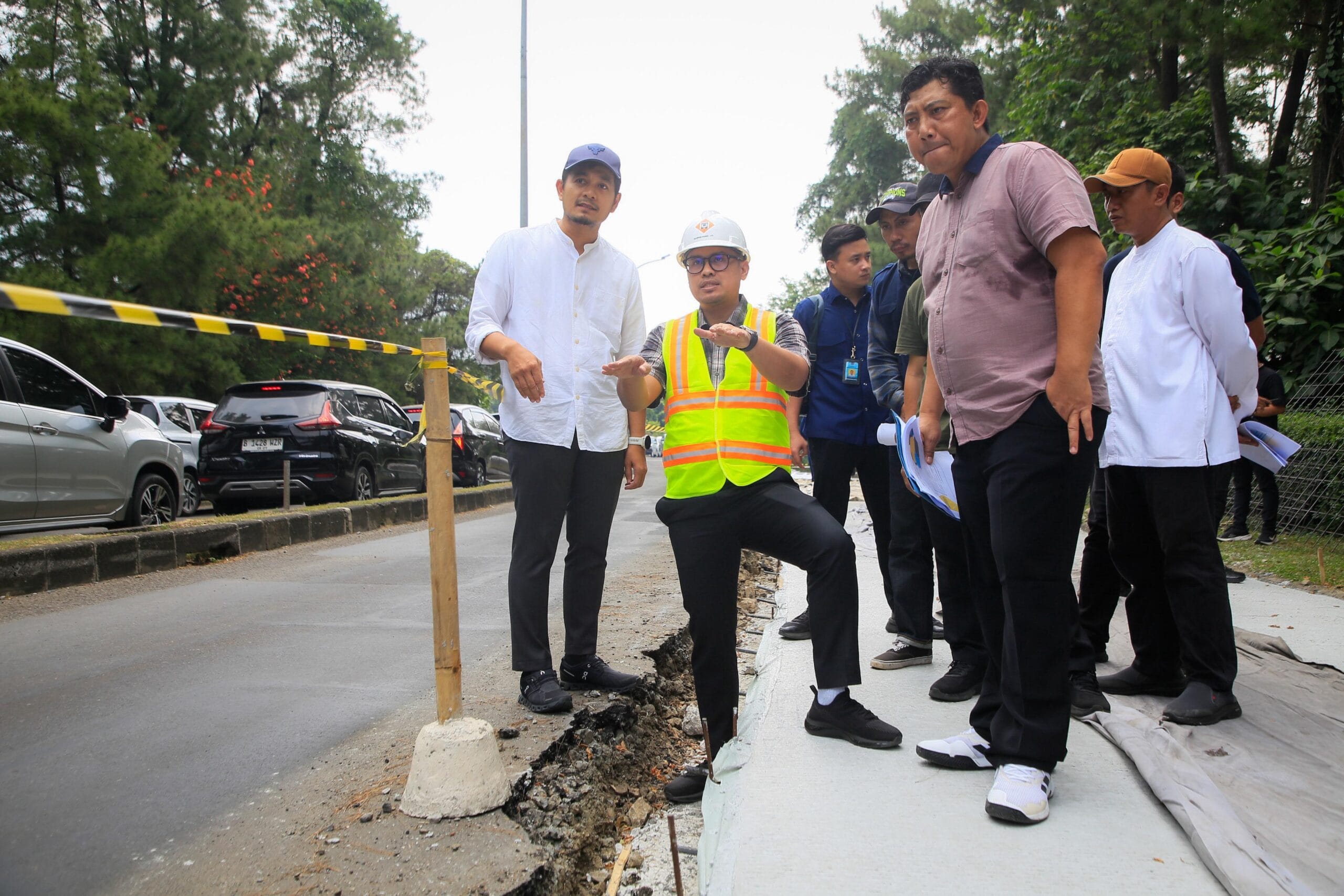 Pemkot Tangsel betonisasi jalan Griya Loka BSD sepanjang 4,2 km. Proyek Rp12 miliar ini ditinjau langsung oleh Wakil Wali Kota Pilar Saga.