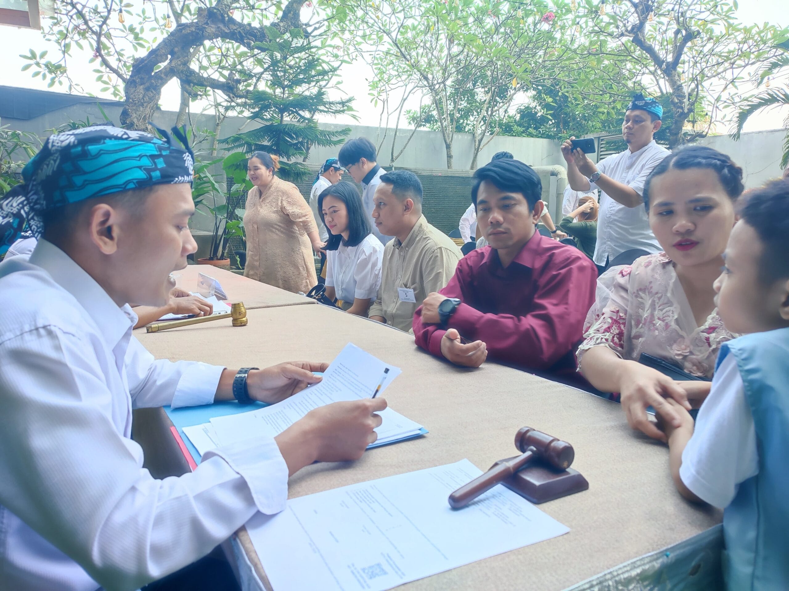 Disdukcapil Tangsel catat pernikahan 20 pasangan non-muslim. Langkah ini tegaskan pentingnya legalitas dan dokumen kependudukan.