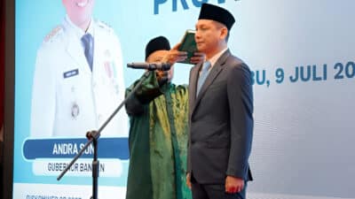 Andra Soni lantik Deden Apriandhi jadi Sekda Banten, dorong sinergi lintas sektor jalankan 8 program prioritas Pemprov Banten.