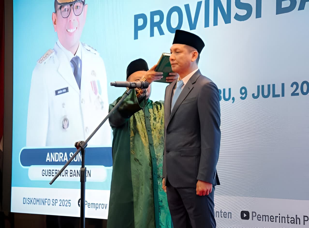 Andra Soni lantik Deden Apriandhi jadi Sekda Banten, dorong sinergi lintas sektor jalankan 8 program prioritas Pemprov Banten.