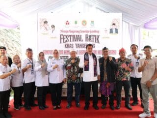 Bupati Tangerang hadiri Festival Batik di Kampung Budaya Kemuning, dukung pengrajin lokal dan dorong pemakaian batik khas daerah.