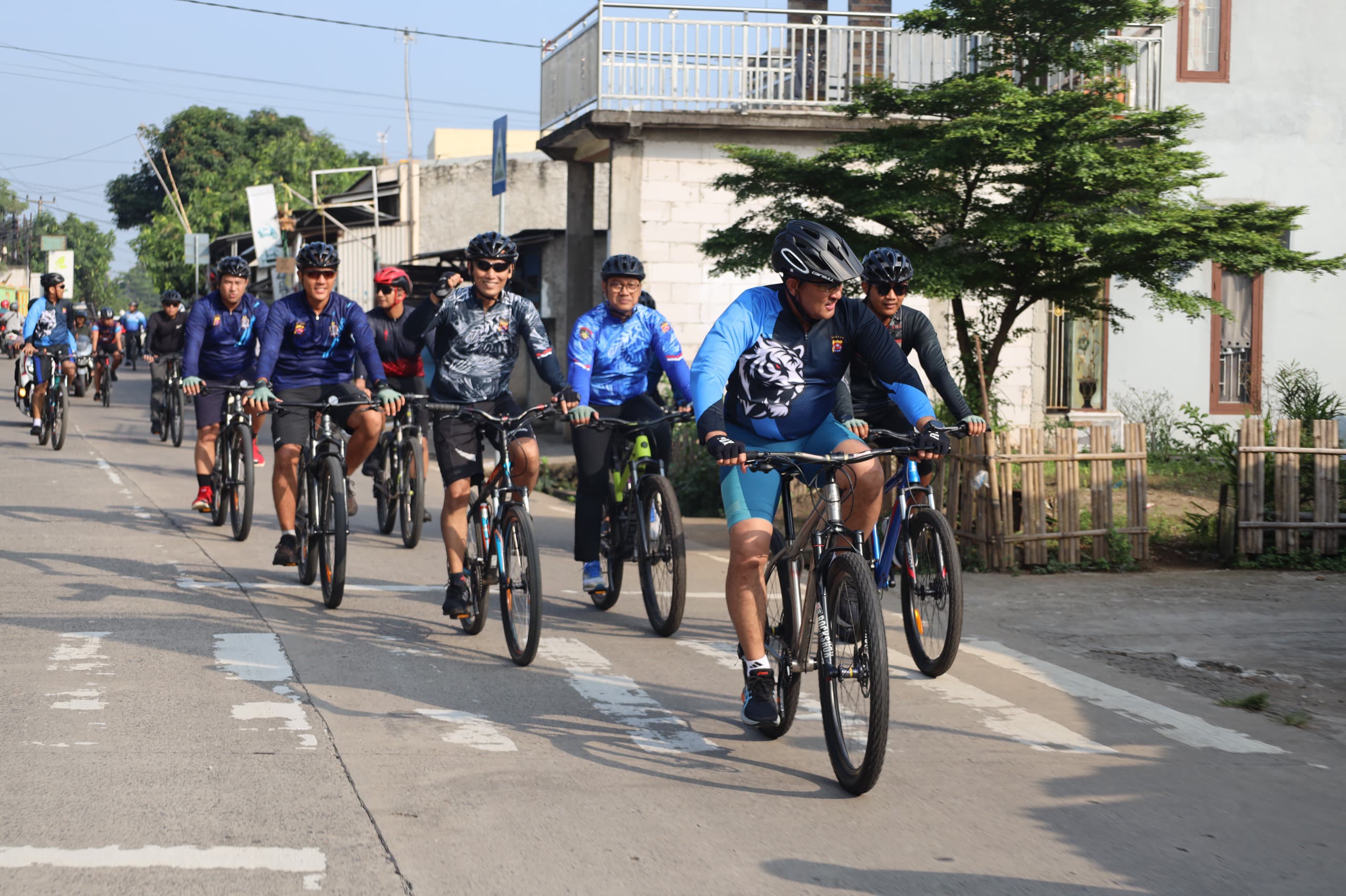 Polda Banten gelar Fun Bike dan bakti sosial di Kota Serang, dipimpin Kapolda Irjen Suyudi dan bagikan sembako untuk warga Banjarsari.