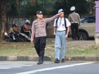 Polresta Tangerang terapkan Program Garda Sigap, anggota polisi wajib atur lalu lintas pagi-sore untuk bantu warga saat jam sibuk.