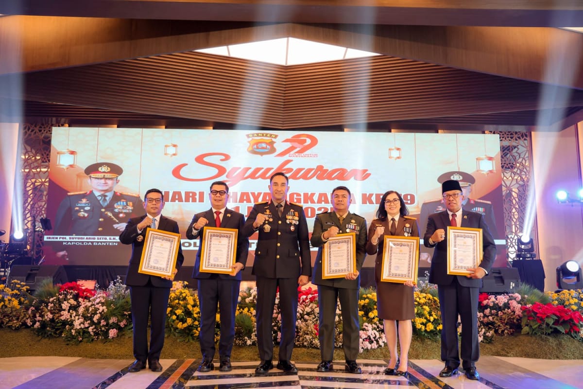 Gubernur Banten Andra Soni terima penghargaan dari Kapolda Banten atas kontribusi jaga keamanan dan ketertiban di wilayah hukum.