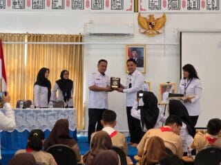 Imigrasi Jakarta Pusat kenalkan keimigrasian dan paspor kepada pelajar SMA lewat program Goes To School di Hari Anak Nasional 2025.