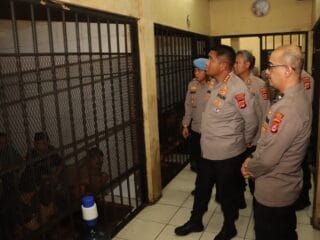 Kapolresta Tangerang sidak ruang tahanan untuk pastikan keamanan, kebersihan, dan pemenuhan hak ibadah serta kesehatan para tahanan.
