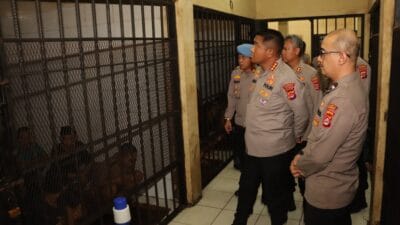 Kapolresta Tangerang sidak ruang tahanan untuk pastikan keamanan, kebersihan, dan pemenuhan hak ibadah serta kesehatan para tahanan.