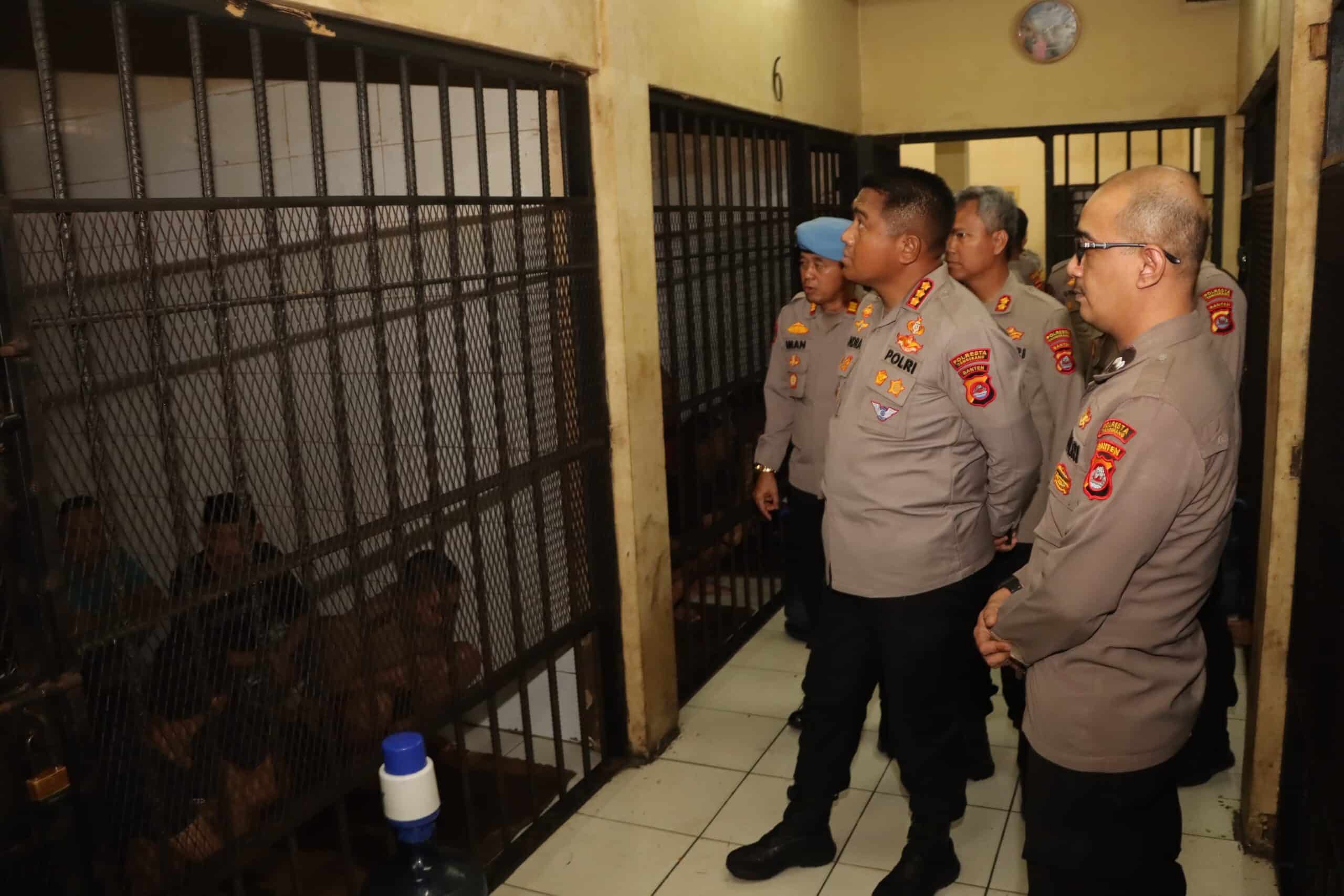Kapolresta Tangerang sidak ruang tahanan untuk pastikan keamanan, kebersihan, dan pemenuhan hak ibadah serta kesehatan para tahanan.