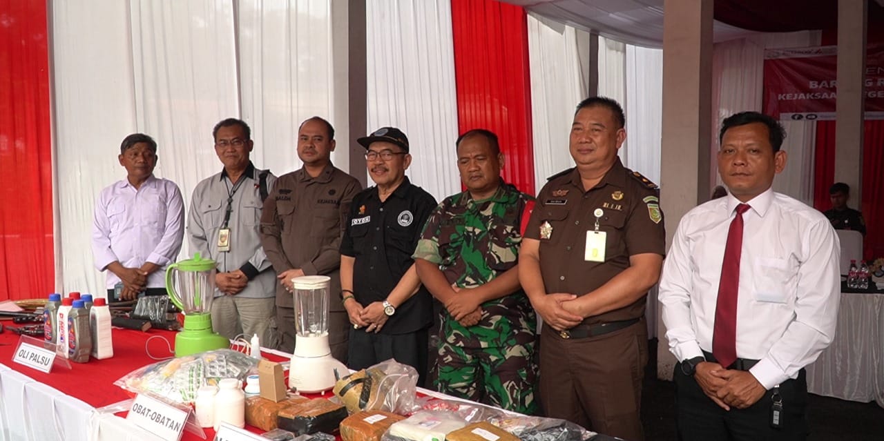 Kejari Tangerang musnahkan barang bukti 117 perkara pidana, termasuk narkoba, senjata, dan obat terlarang, disaksikan Forkopimda.