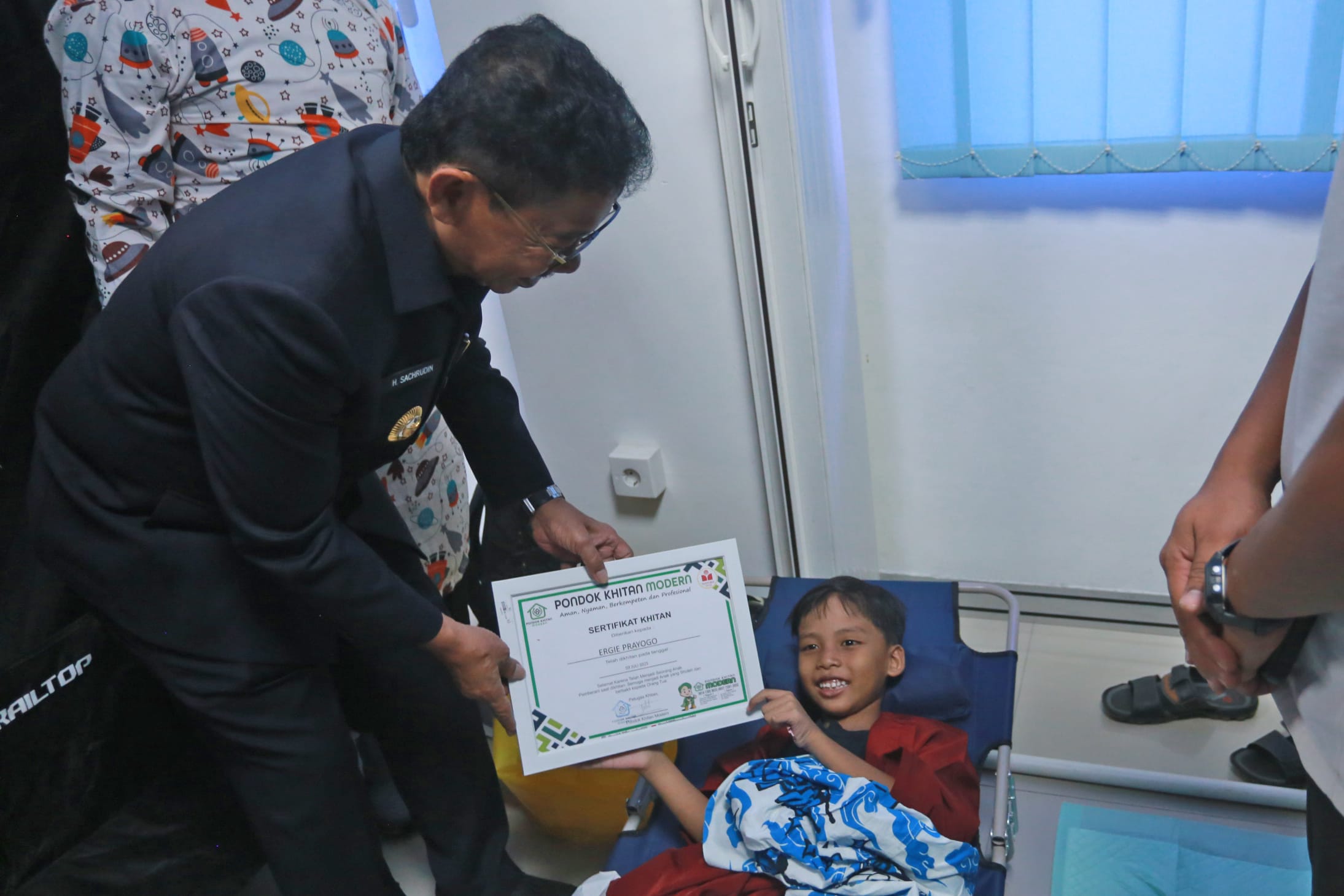 Pemkot Tangerang dan PT Mayora gelar sunatan massal untuk 50 anak sebagai dukungan terhadap Kota Layak Anak dan Kota Sehat.