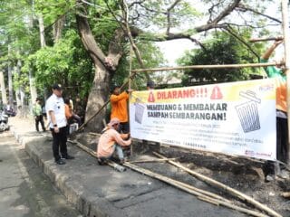 Pemkot Tangerang tutup TPS liar di Sukasari, pasang spanduk larangan buang sampah sembarangan demi wujudkan kota bersih dan tertib.