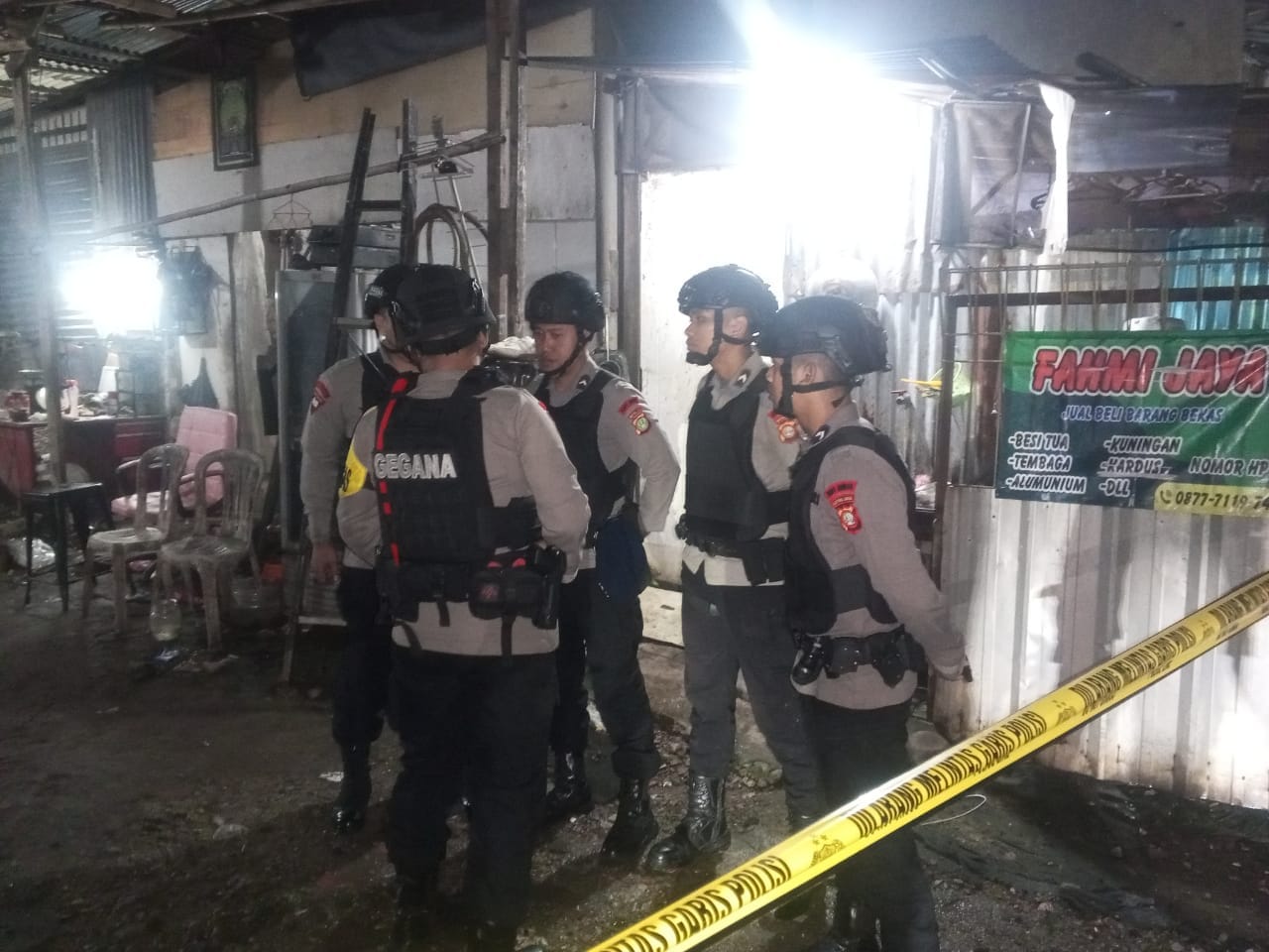 Warga Ciater, Tangsel, temukan dua mortir di karung besi tua. Gegana turun tangan, polisi lacak dua penjual misterius.