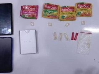 Polda Banten ungkap kasus peredaran sabu di Kota Serang. Dua pelaku ditangkap, barang bukti disimpan dalam kemasan minuman instan Nutrisari.