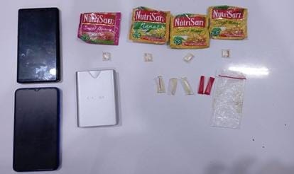 Polda Banten ungkap kasus peredaran sabu di Kota Serang. Dua pelaku ditangkap, barang bukti disimpan dalam kemasan minuman instan Nutrisari.