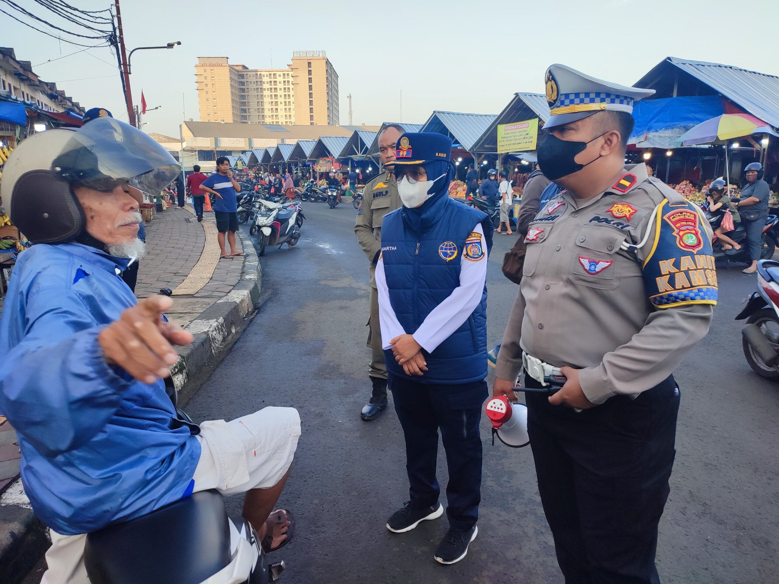 Dishub Tangsel uji coba sistem satu arah di Jalan H. Usman, Ciputat untuk atasi macet dan evaluasi efektivitas rekayasa lalu lintas.