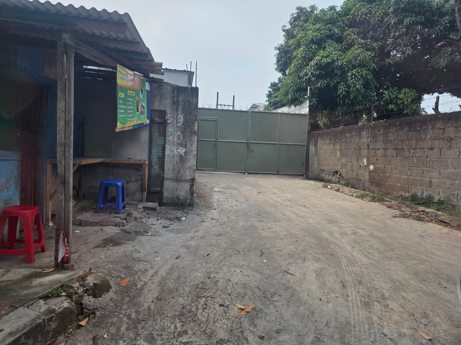Gudang di Tangerang diduga jadi lokasi produksi oli palsu, disebut terkait dengan penggerebekan ribuan botol oli palsu di Kalimantan Barat.