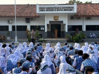 Polda Banten sosialisasikan bahaya radikalisme, intoleransi, dan terorisme kepada siswa SMAN 6 Kota Serang untuk tanamkan nilai kebangsaan.