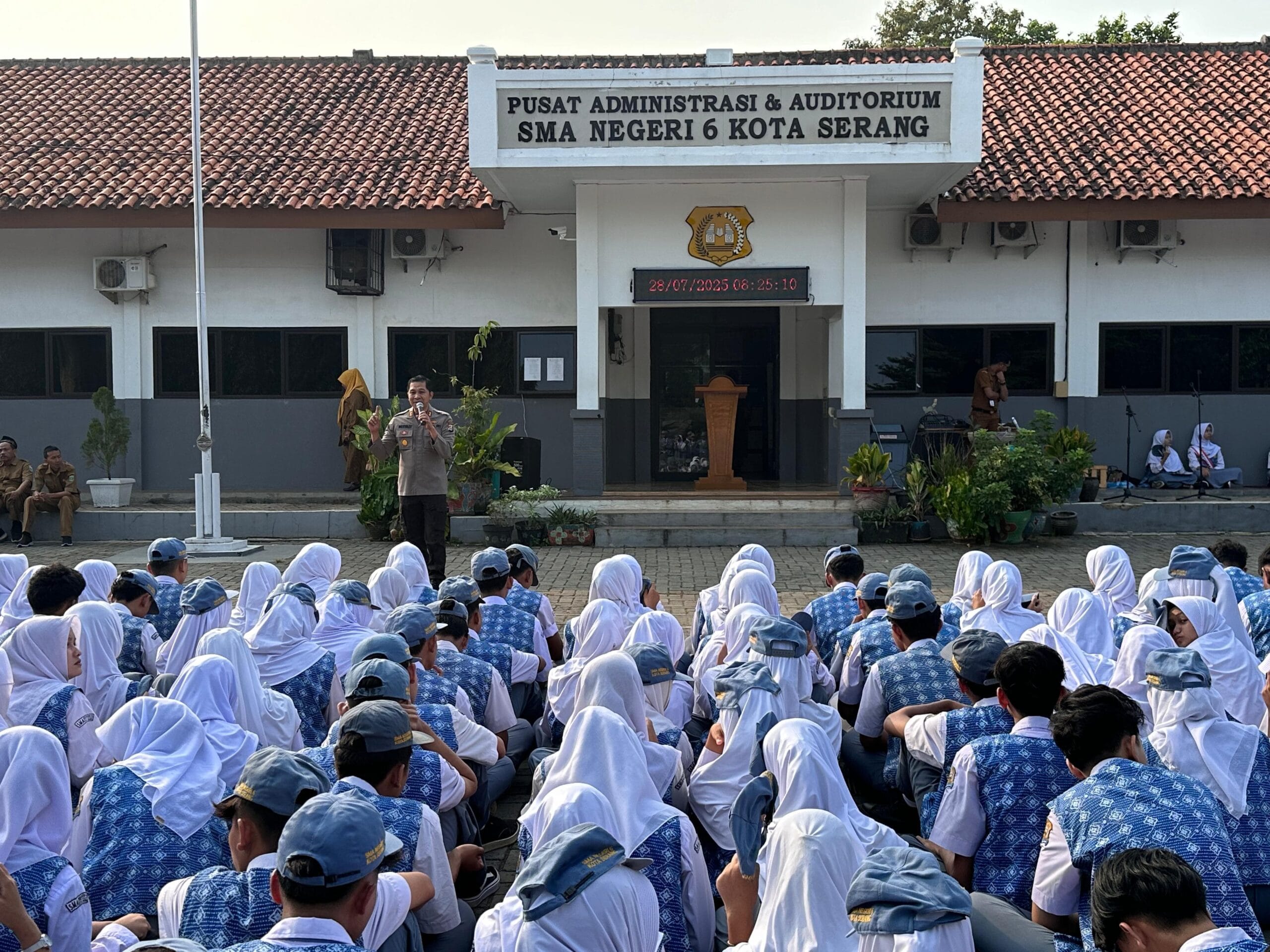 Polda Banten sosialisasikan bahaya radikalisme, intoleransi, dan terorisme kepada siswa SMAN 6 Kota Serang untuk tanamkan nilai kebangsaan.