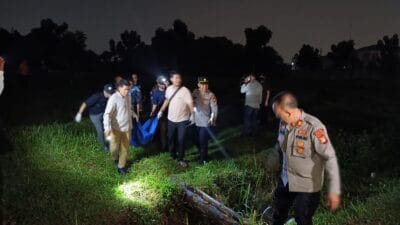 Pria ditemukan tewas dengan luka gorok di lahan kosong Bintaro Jaya, Tangsel. Polisi selidiki dugaan pembunuhan yang menggegerkan warga.