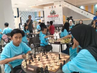 Puluhan peserta dari berbagai usia ikut meramaikan Hari Catur Internasional di Gading Serpong yang digelar oleh Percasi Kabupaten Tangerang.