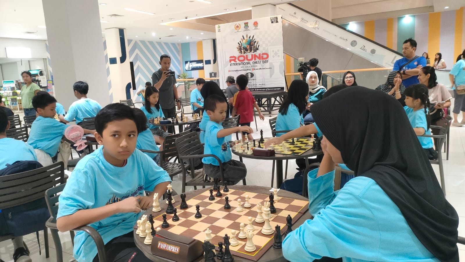 Puluhan peserta dari berbagai usia ikut meramaikan Hari Catur Internasional di Gading Serpong yang digelar oleh Percasi Kabupaten Tangerang.