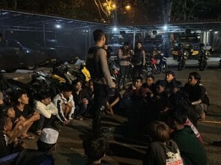Polda Banten amankan 24 remaja pria di KP3B Serang karena nongkrong tanpa tujuan jelas. Polisi beri pembinaan langsung di lokasi.