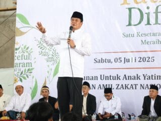 Bupati Tangerang serahkan santunan kepada anak yatim dalam acara Baznas dan pengajian akbar di Masjid Raya Raudhatul Jannah, Pagedangan.