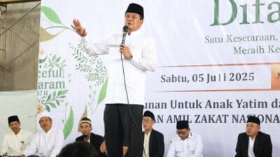 Bupati Tangerang serahkan santunan kepada anak yatim dalam acara Baznas dan pengajian akbar di Masjid Raya Raudhatul Jannah, Pagedangan.