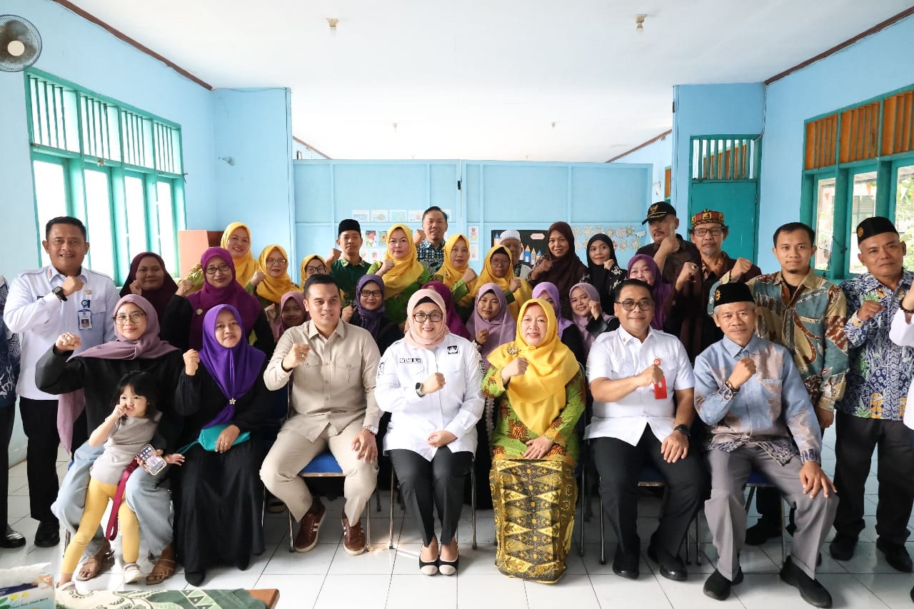 Wabup Tangerang Intan Nurul Hikmah tinjau MPLS dan sekolah swasta gratis di Kelapa Dua, didampingi Kadisdik dan anggota DPRD.