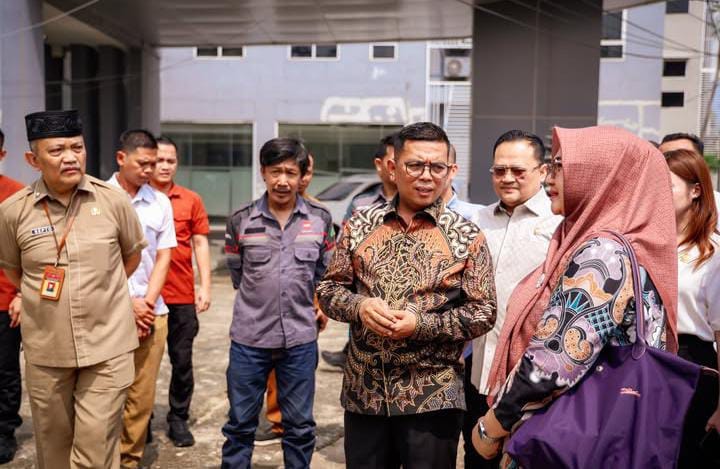 Gubernur Banten meninjau persiapan Sekolah Rakyat SMA 33 Tangsel yang ditujukan bagi siswa dari keluarga miskin ekstrem seluruh Banten.