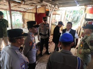 Petugas gabungan tertibkan bangunan liar di Kampung Ranca Saga, Tangsel, yang diduga digunakan untuk praktik prostitusi dan melanggar aturan.