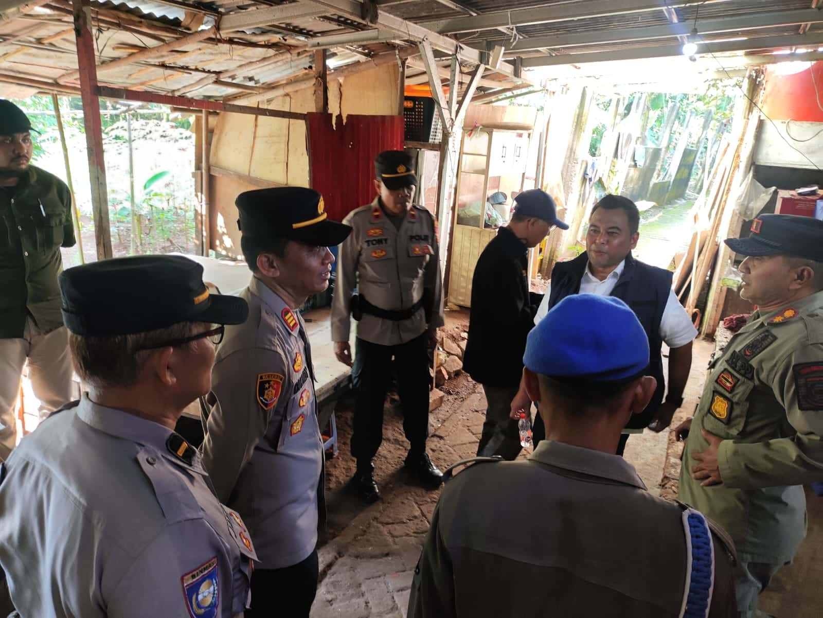 Petugas gabungan tertibkan bangunan liar di Kampung Ranca Saga, Tangsel, yang diduga digunakan untuk praktik prostitusi dan melanggar aturan.